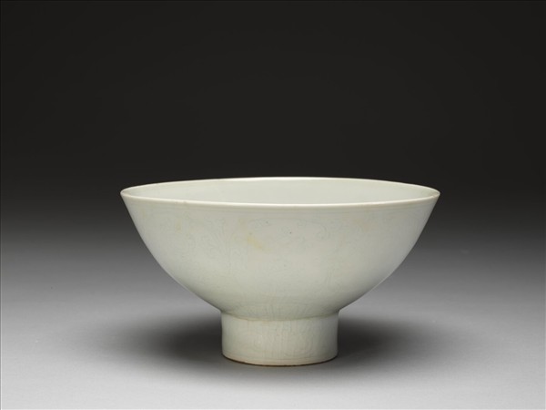 甜白釉番蓮八寶紋高足碗