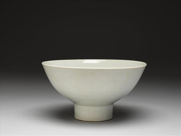 甜白釉番蓮八寶紋高足碗