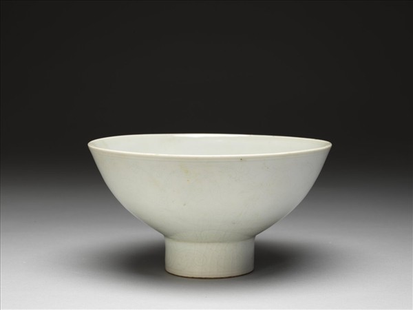 甜白釉番蓮八寶紋高足碗