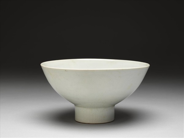 甜白釉番蓮八寶紋高足碗