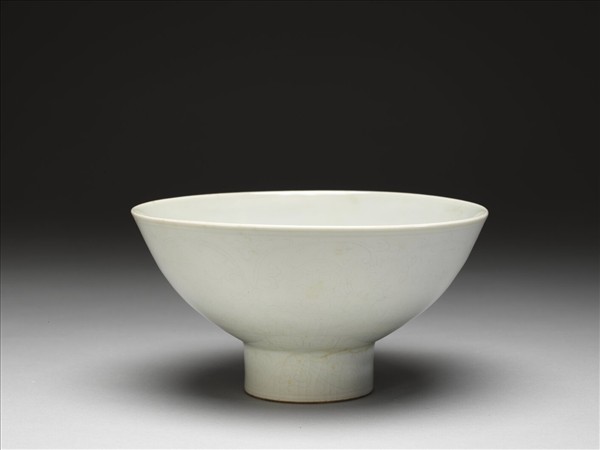 甜白釉番蓮八寶紋高足碗