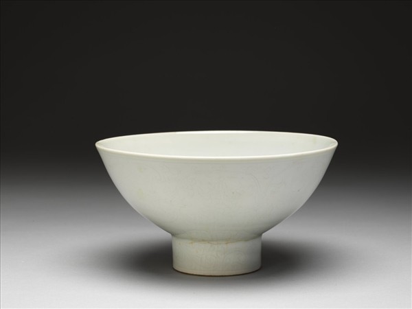 甜白釉番蓮八寶紋高足碗