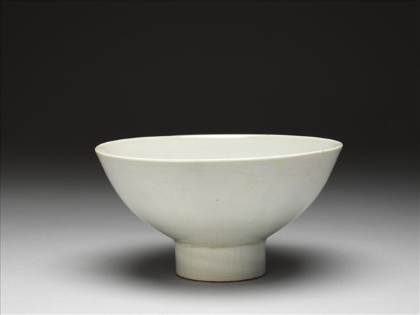 甜白釉番蓮八寶紋高足碗