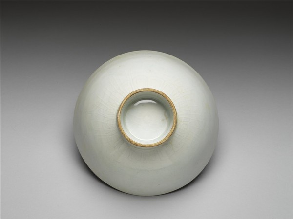 甜白釉番蓮八寶紋高足碗