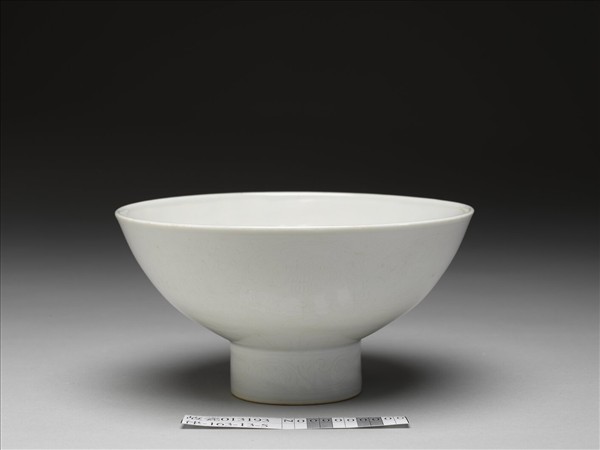 甜白釉番蓮八寶紋高足碗