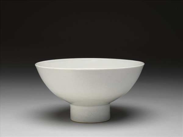 甜白釉番蓮八寶紋高足碗