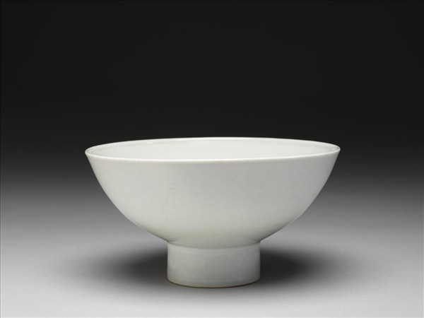 甜白釉番蓮八寶紋高足碗