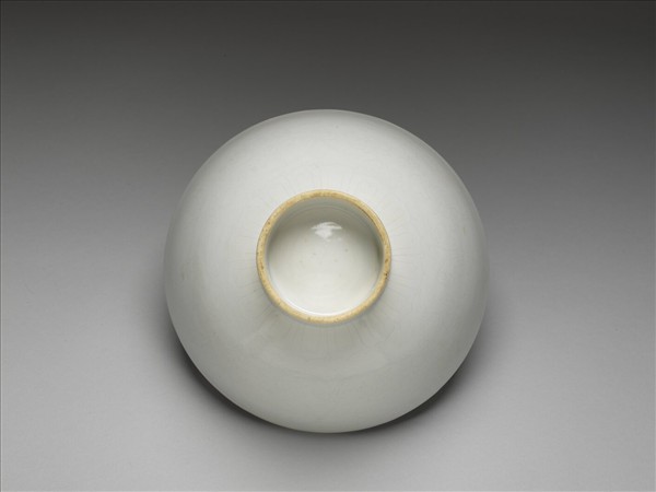 甜白釉番蓮八寶紋高足碗