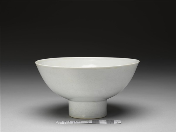 甜白釉番蓮紋高足碗