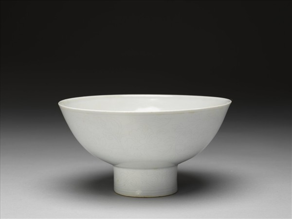 甜白釉番蓮紋高足碗