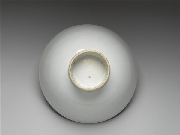 甜白釉番蓮紋高足碗