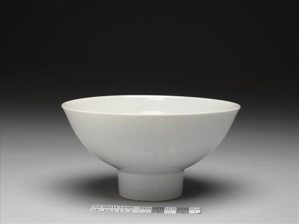 甜白釉番蓮八寶紋高足碗