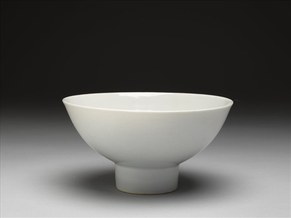 甜白釉番蓮八寶紋高足碗