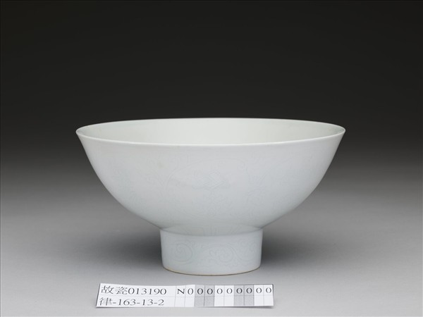 甜白釉番蓮八寶紋高足碗