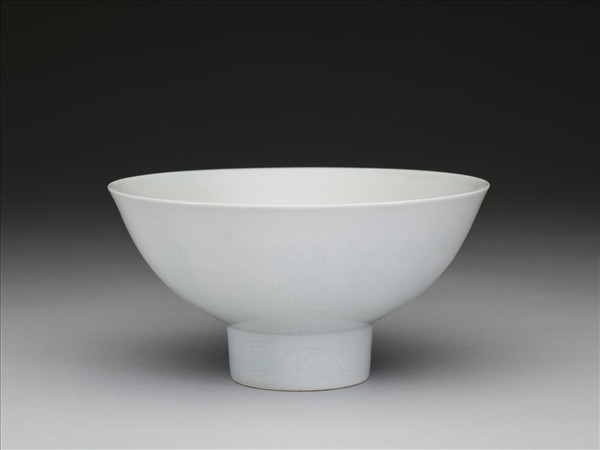 甜白釉番蓮八寶紋高足碗