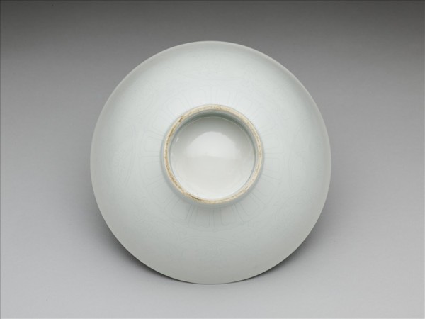 甜白釉番蓮八寶紋高足碗