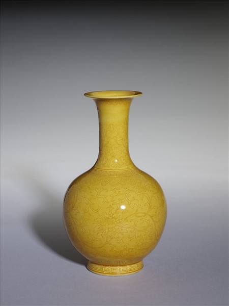 黃釉劃花番蓮紋瓶