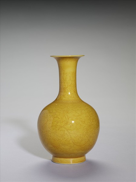 黃釉劃花番蓮紋瓶