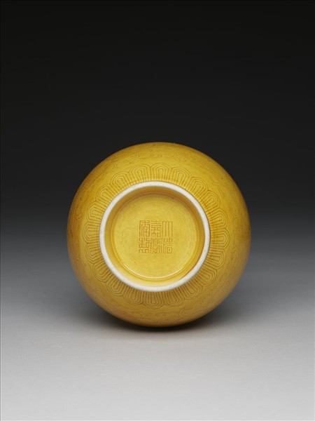 黃釉劃花番蓮紋瓶