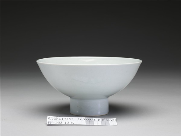 甜白釉番蓮八寶紋高足碗