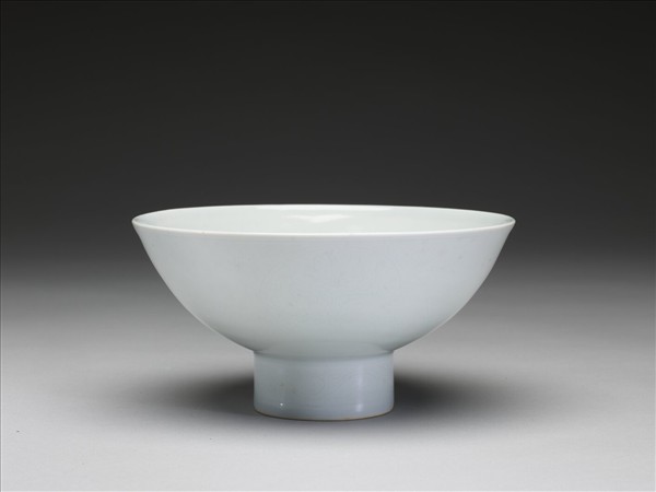 甜白釉番蓮八寶紋高足碗