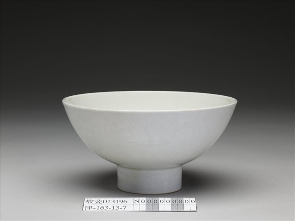 甜白釉番蓮八寶紋高足碗