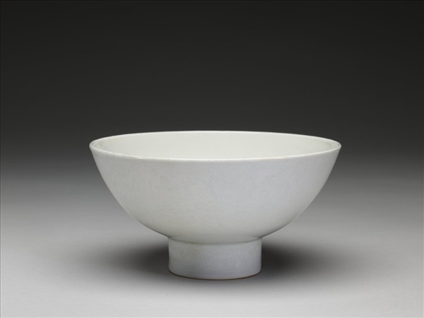 甜白釉番蓮八寶紋高足碗