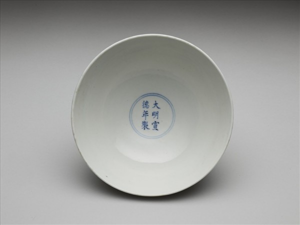 甜白釉番蓮八寶紋高足碗