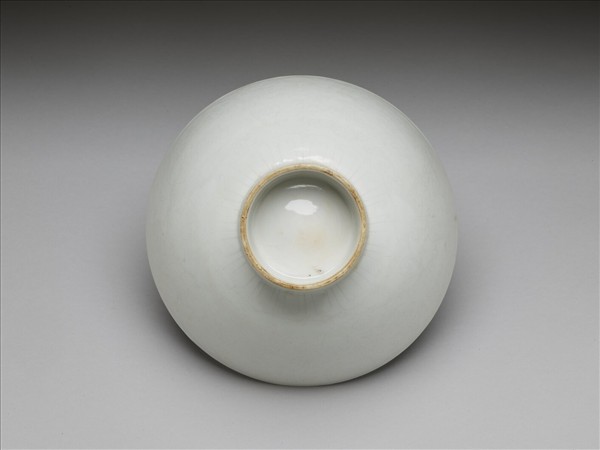 甜白釉番蓮八寶紋高足碗