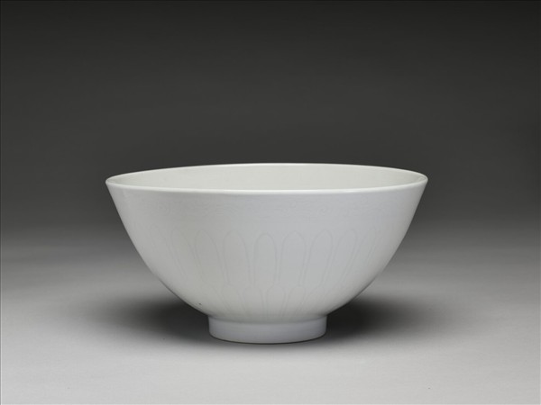 甜白釉蓮瓣紋蓮子碗
