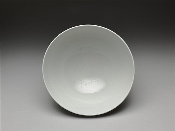 甜白釉蓮瓣紋蓮子碗