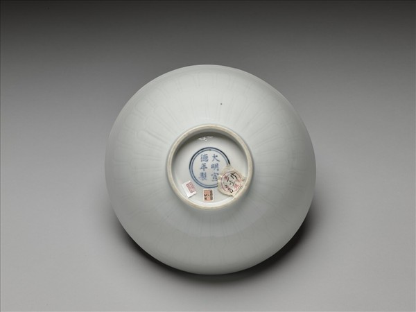 甜白釉蓮瓣紋蓮子碗