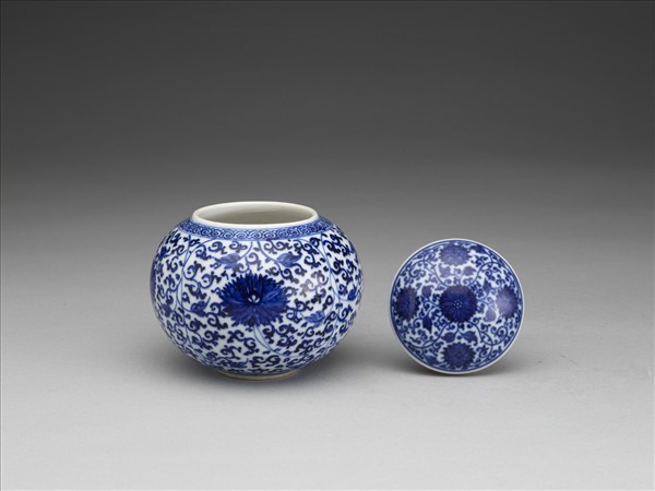 青花纏枝花卉紋蓋罐