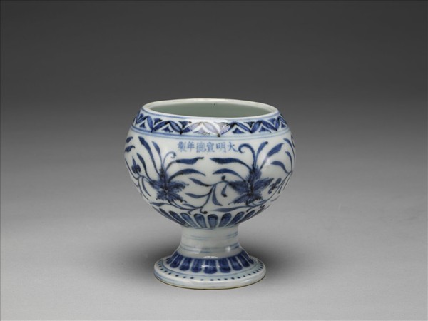 青花纏枝花卉紋豆