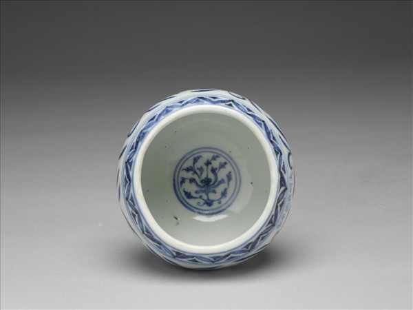 青花纏枝花卉紋豆