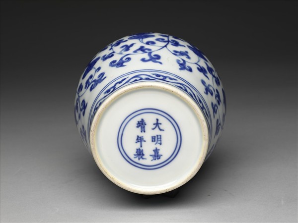 青花番蓮八寶紋蓋罐