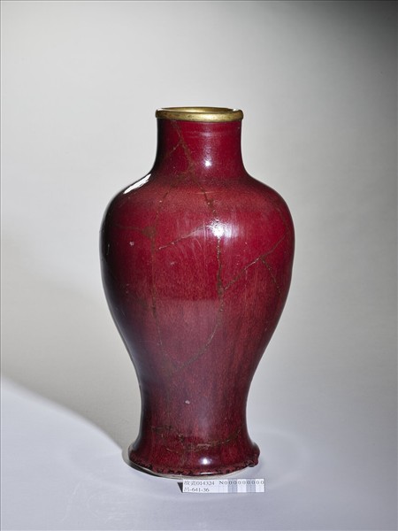 寶石紅釉觀音瓶