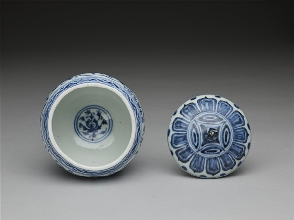 青花纏枝花卉紋豆