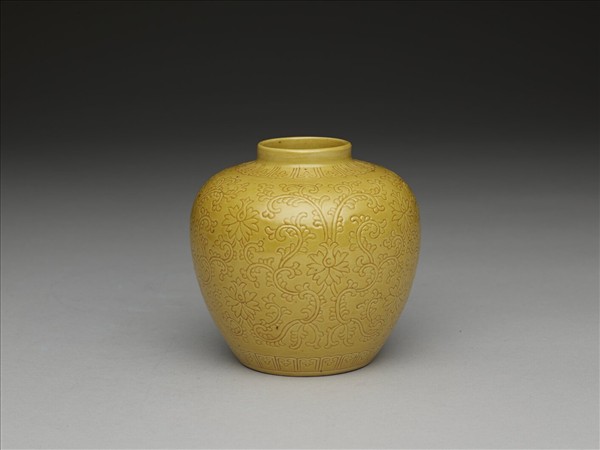 黃釉劃花番蓮紋罐