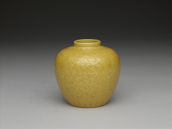 黃釉劃花番蓮紋罐