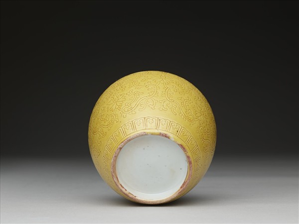 黃釉劃花番蓮紋罐