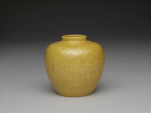 黃釉劃花番蓮紋罐