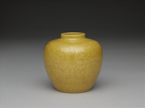 黃釉劃花番蓮紋罐