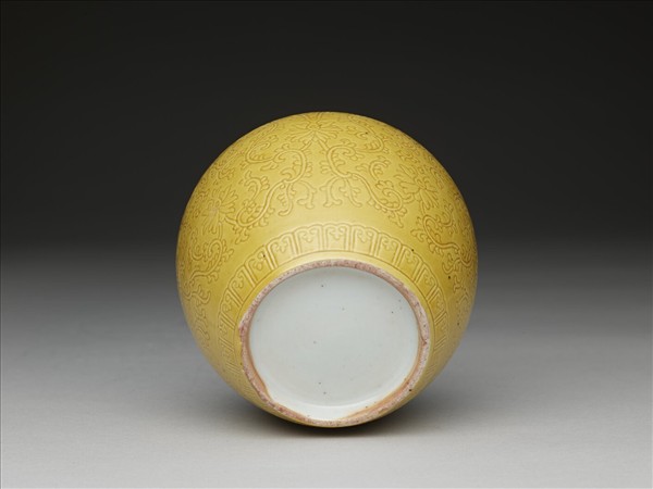 黃釉劃花番蓮紋罐