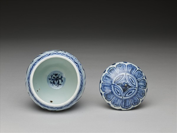 青花纏枝花卉紋豆