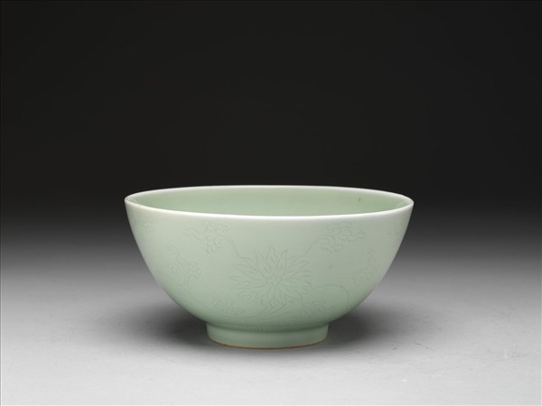冬青釉劃花番蓮紋碗