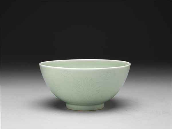 冬青釉劃花番蓮紋碗