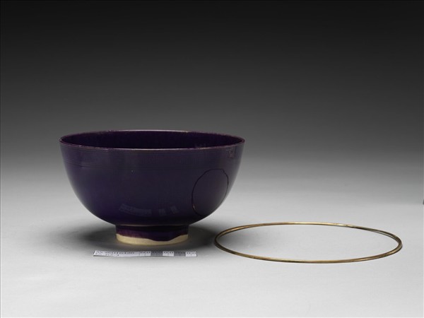 霽青釉暗花龍紋碗