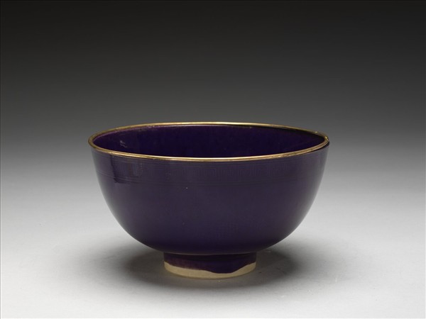 霽青釉暗花龍紋碗