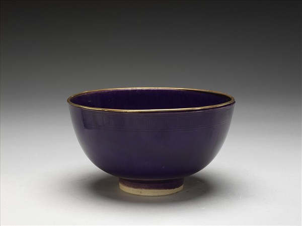 霽青釉暗花龍紋碗